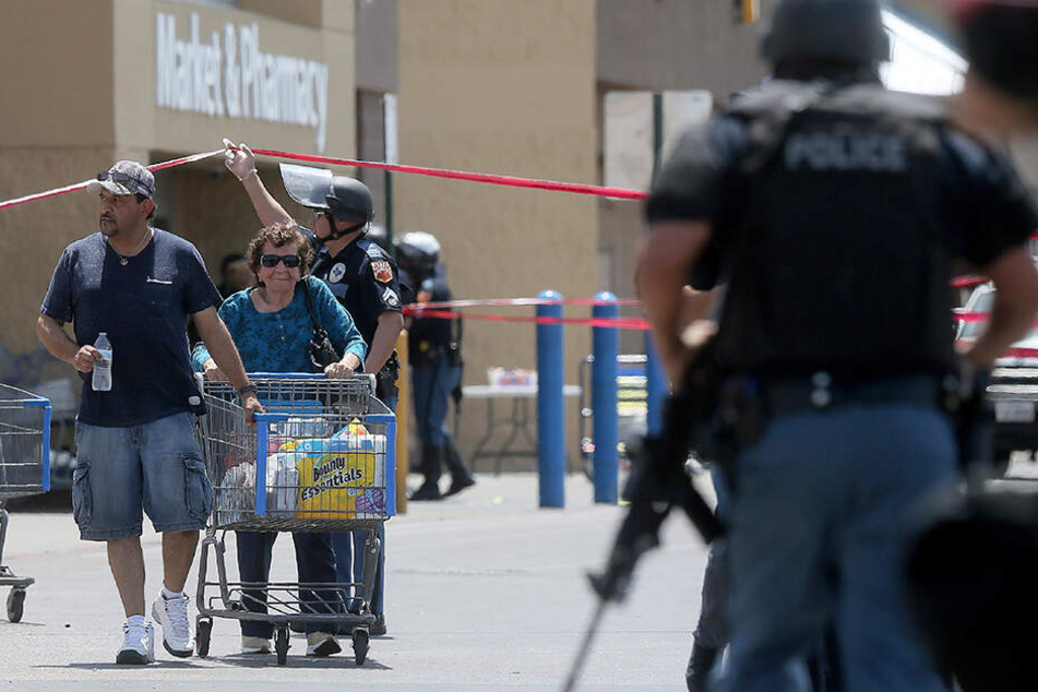 Menschen werden aus dem Walmart begleitet, nachdem der Todesschütze 20 Menschen erschossen und über zwei Dutzend weitere verletzt hat.