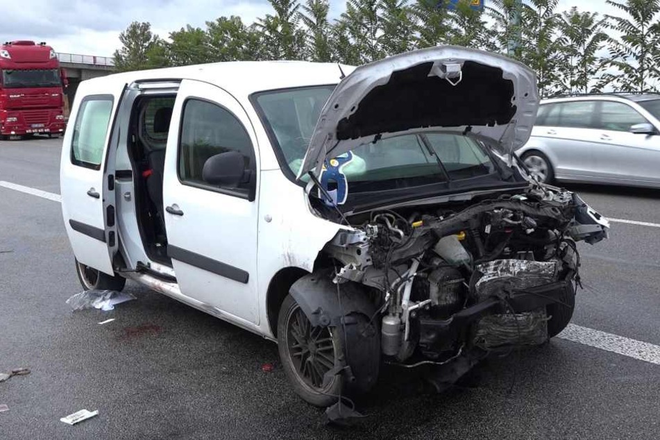 Der Van wurde von dem Mercedes mit voller Wucht getroffen. Alle vier Insassen wurden teils schwer verletzt.