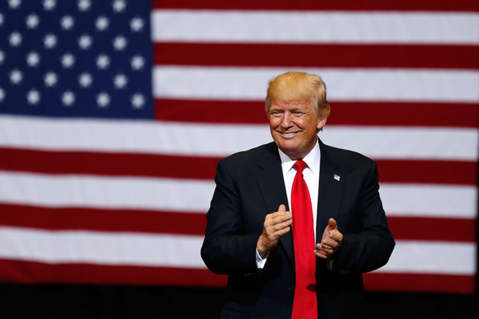 US-Präsident Donald Trump hat während der Arbeit scheinbar lieber Menschen mit Geld um sich.