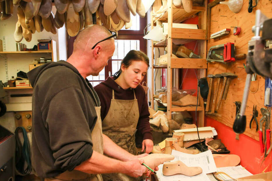 Schuhmachermeister Peter Hartwig und seine Kollegin beim Fachsimpeln.