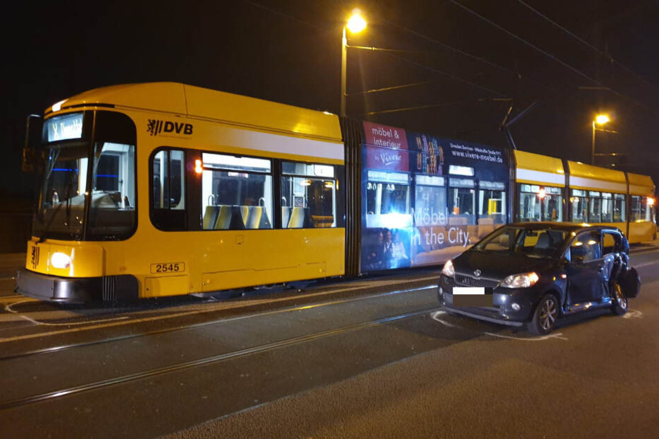 Straßenbahnen werden nach dem Crash umgeleitet.