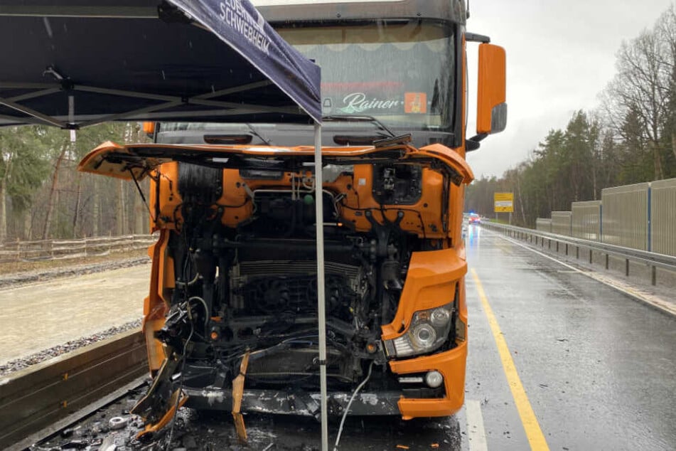 Der Fahrer krachte mit seinem auto gegen einen entgegenkommenden Lastwagen.