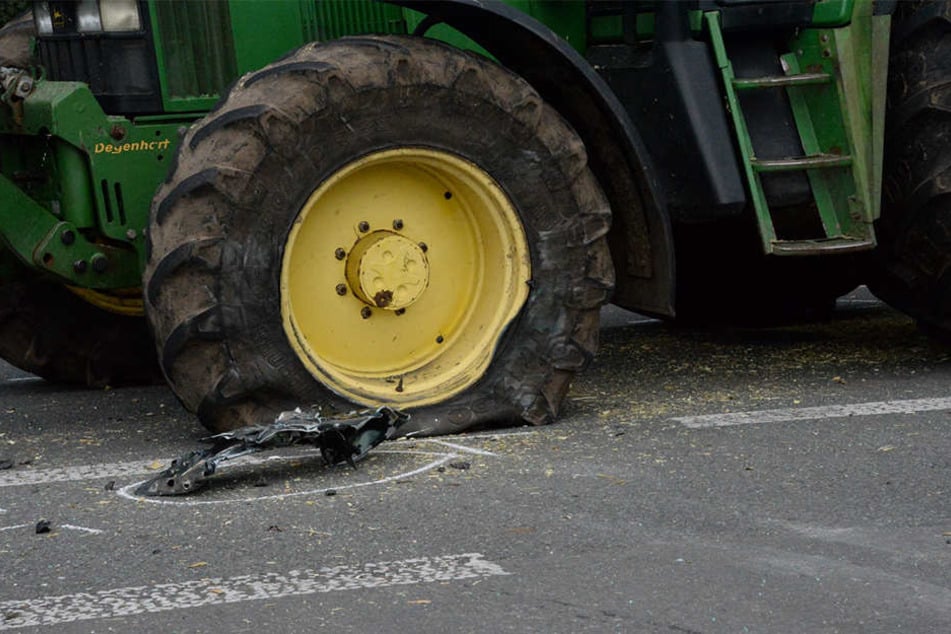 Der Audi krachte gegen den Vorderreifen des Traktors.