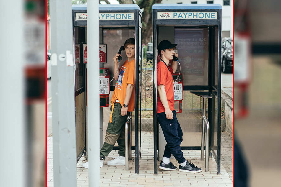 "Die Lochis" Heiko und Roman (19) veröffentlichen ihr zweites Studioalbum mit zwölf neuen Tracks.