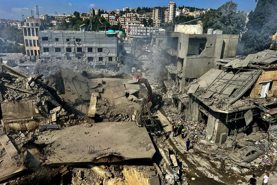 Blick auf zerstörte Häuser im Südlibanon nachdem israelische Kampfflugzeuge massive Luftangriffe geflogen haben, bei denen ein Großteil des alten Marktes und der städtischen Gebäude zerstört wurden.