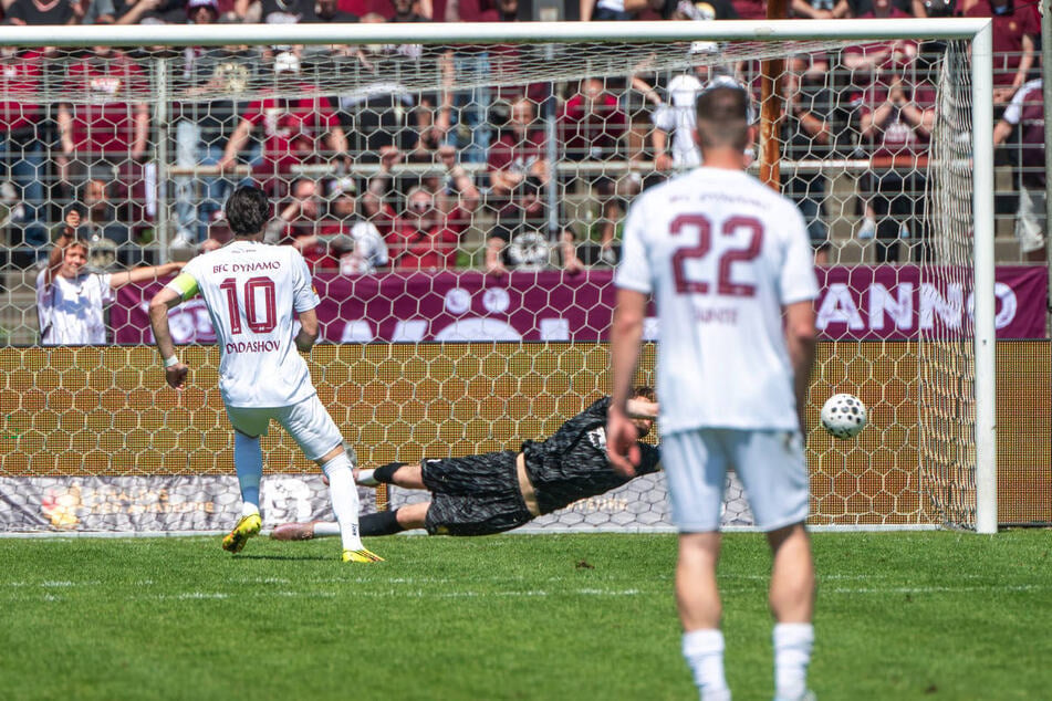 Der extra für den Strafstoß eingewechselte BFC-Kapitän Rufat Dadashov (34, l.) scheitert an VSG-Keeper Luis Zwick (31, M.).