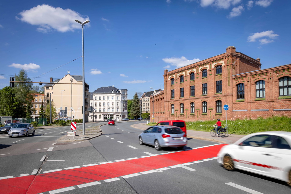 Der Radweg quert unübersehbar die Straße zum Industriemuseum.