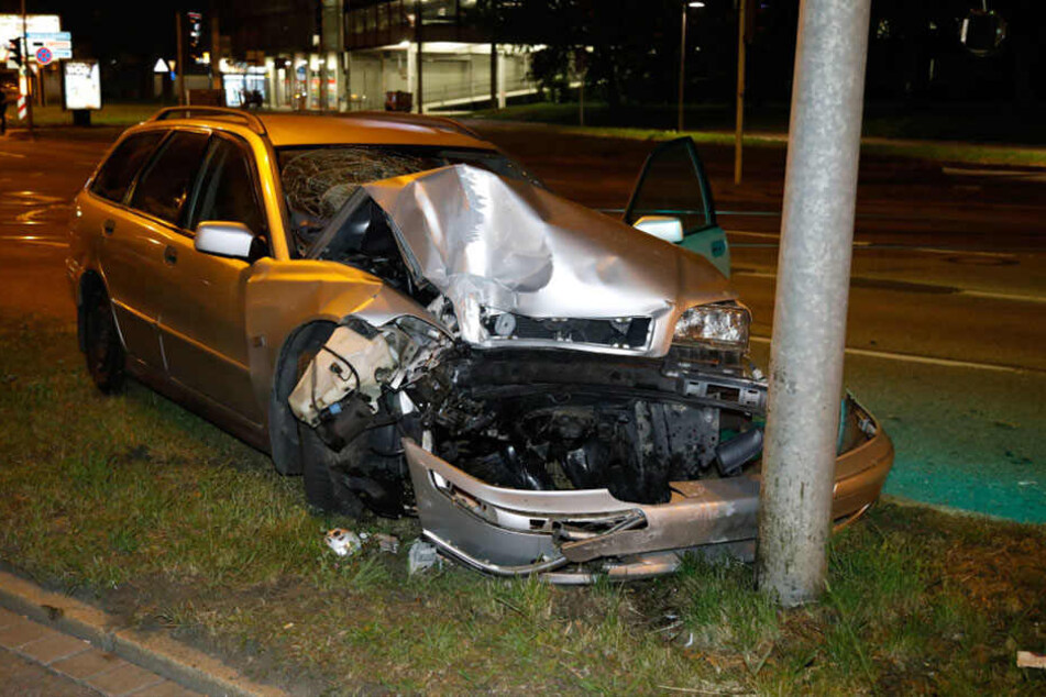 Der Volvo krachte gegen einen Ampelmast.
