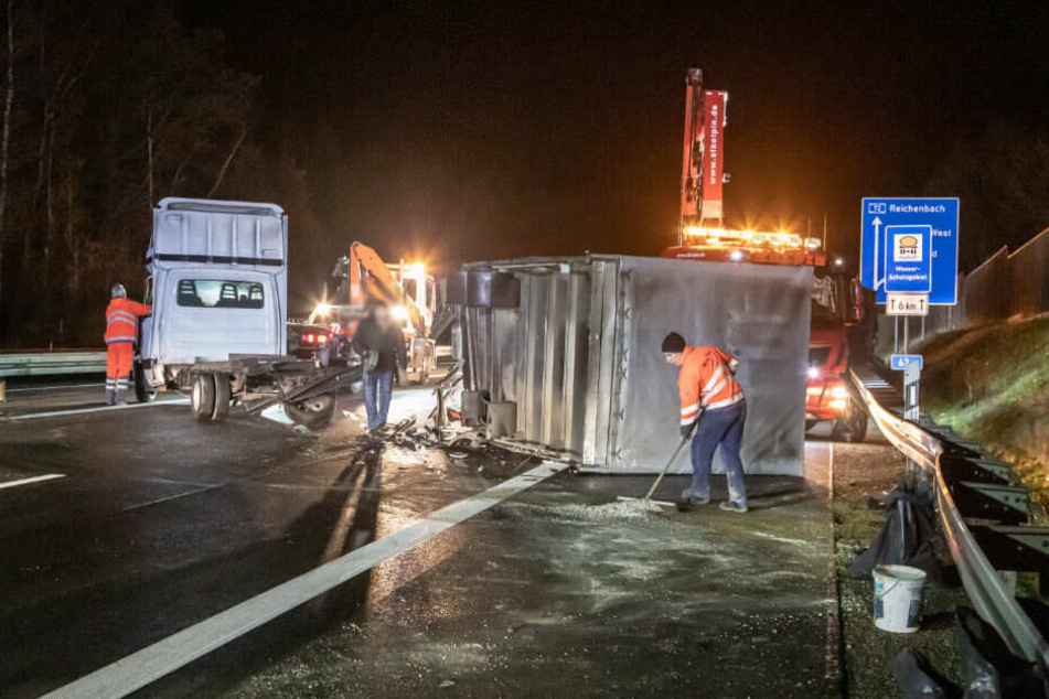 Einsatzkräfte beseitigen das Trümmerfeld auf der A72.