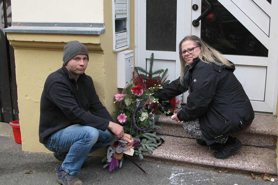 Am Vormittag legten Kathi (39) und Mario (40) von der Huren-Hilfe "Leuchtturm" Grablichter, Blumen und Gestecke vor dem Haus Zietenstraße 7 ab.