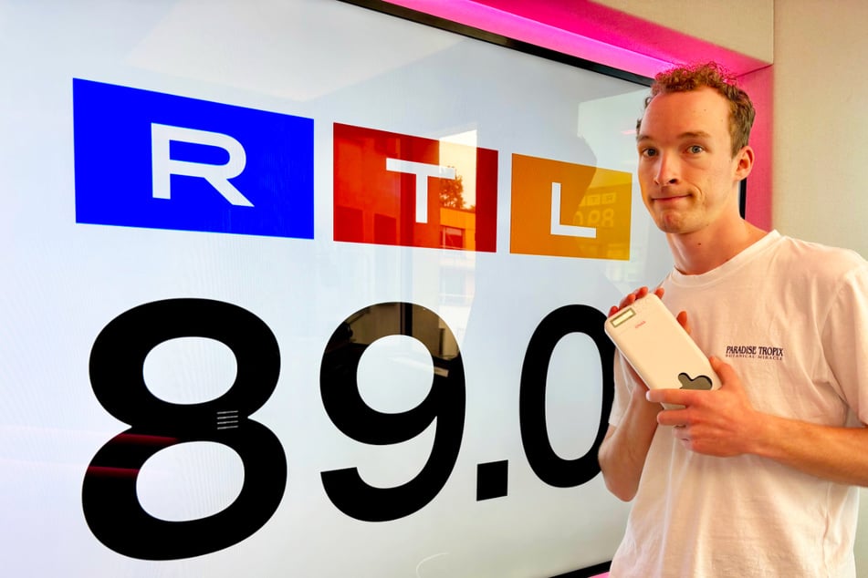 Fies: 89.0-Moderator Jakob hatte den Mini-Tresor mit seinem Handy bei sich, durfte es aber nicht herausholen.