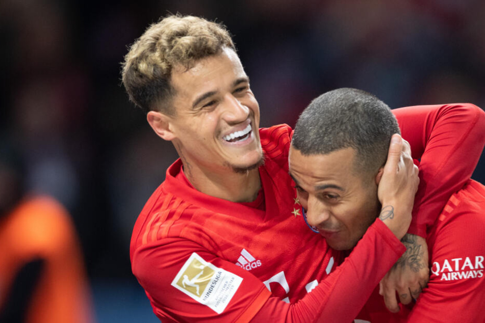 Philippe Coutinho (l) und Thiago von Bayern bejubeln das 3:0.