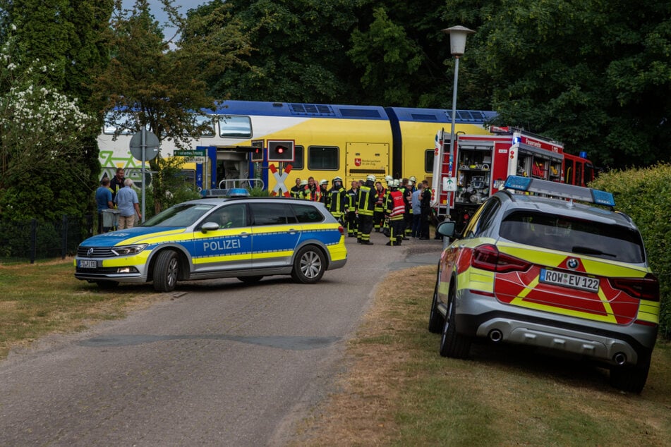 Rund 120 Feuerwehrleute waren bei dem Unfall am Bahnübergang in Deinste im Einsatz.