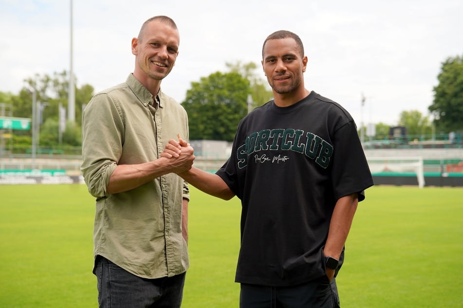 Etienne Amenyido (26, r.) spielt auch in der kommenden Saison zweite Bundesliga, jetzt für Preußen Münster.