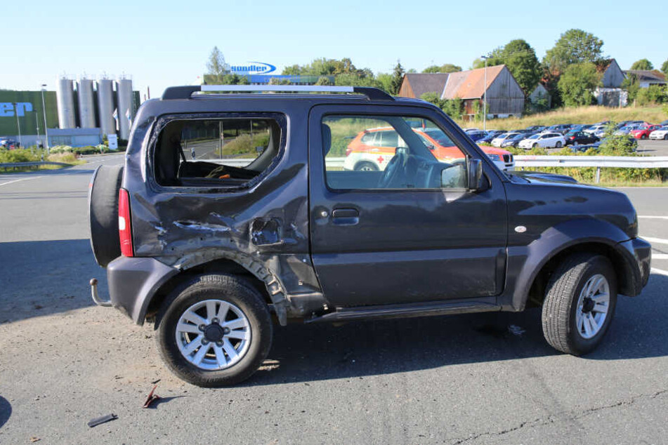 Der Motorradfahrer traf den SUV am hinteren rechten Ende des Fahrzeugs.