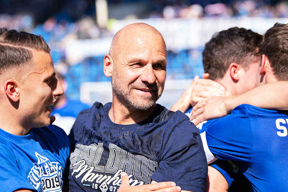 Trainer Bernhard Trares führte den SV Waldhof Mannheim zum ersehnten Aufstieg in die 3. Liga.