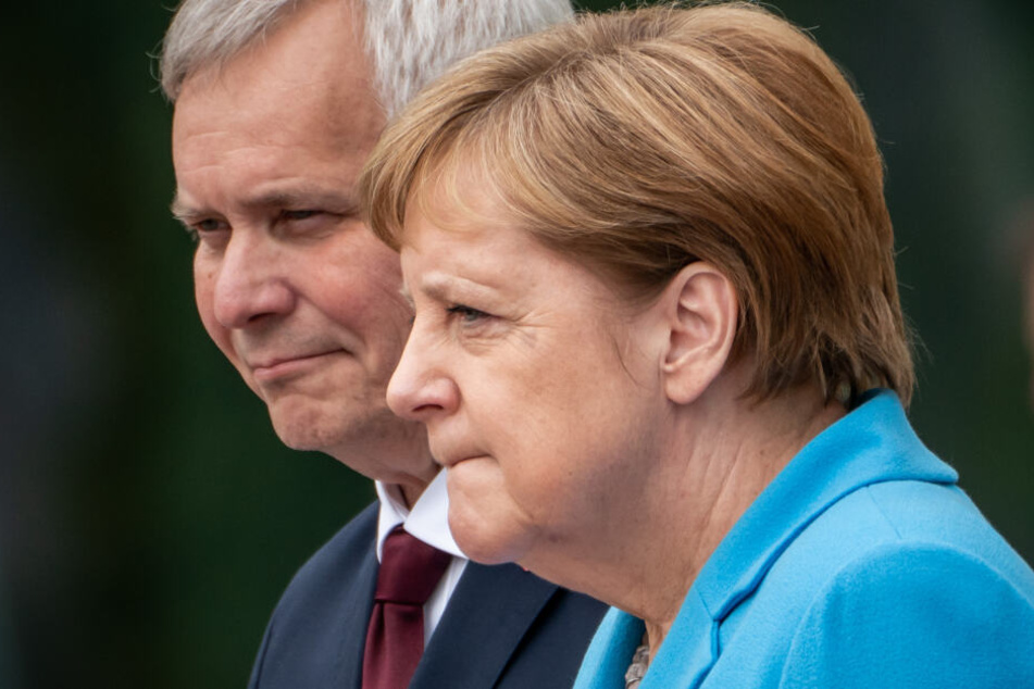 Merkel während ihrer letzten Zitterattacke neben dem finnischen Regierungschef Antti Rinne.