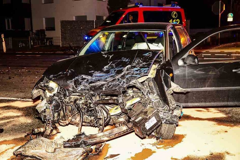 Der Fahrer des VW Golf wurde schwer verletzt.
