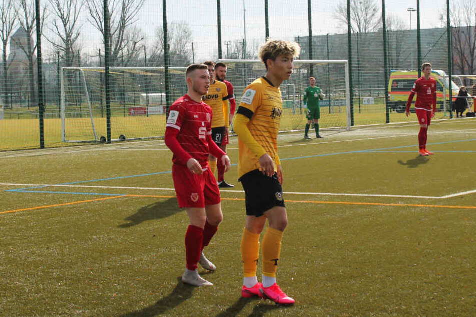 Joonmo Kang (vorne-rechts) schoss ein selten gesehenes Slapstick-Eigentor. Da er auch sonst unglücklich spielte, wurde er nach der ersten Halbzeit ausgewechselt.