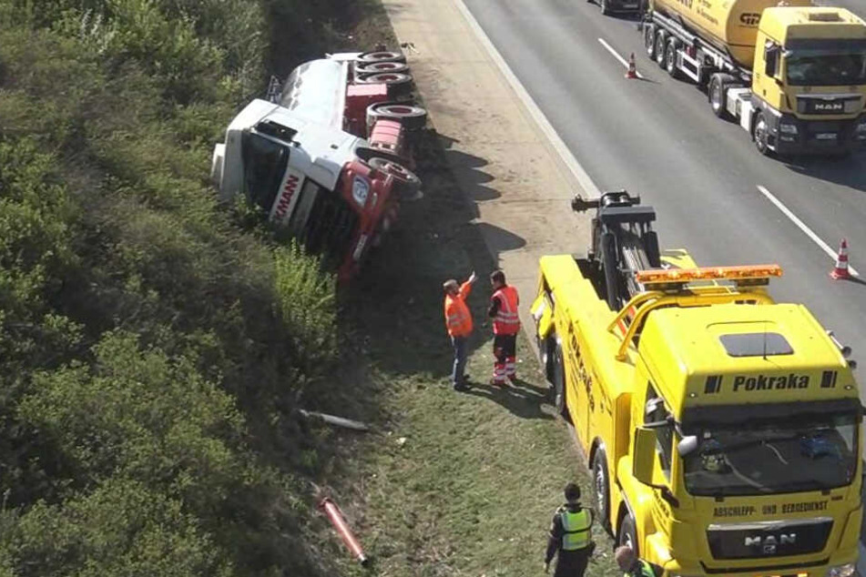 Der Lkw kippte bei Kerpen auf der A61 auf die Seite.