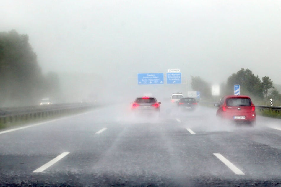 Heftige Regenschauer beeinflussten auch den Straßenverkehr (Symbolbild).
