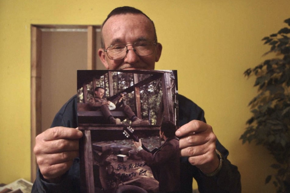 Billy Redden (65) mit einem Bild aus "Deliverance". Mit seiner klischeehaften Darstellung der Appalachen-Bevölkerung sorgte der Filmklassiker schon damals für Kritik.