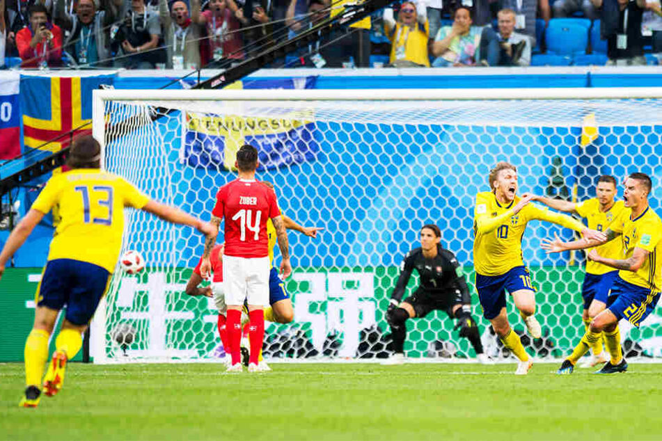 Grenzenloser Jubel: Emil Forsberg (Dritter von rechts) und seine schwedischen Teamkollegen feiern das entscheidende Tor des 26-Jährigen.