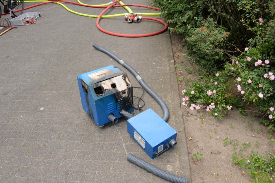 Die Feuerwehr konnte das brennende Gerät schnell löschen.