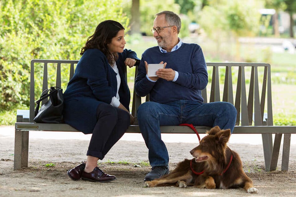 Die Logopädin Jeanne (l., Leila Bekhti) hilft Alain (Fabrice Luchini) bei seinem komplizierten Weg zurück ins Leben.