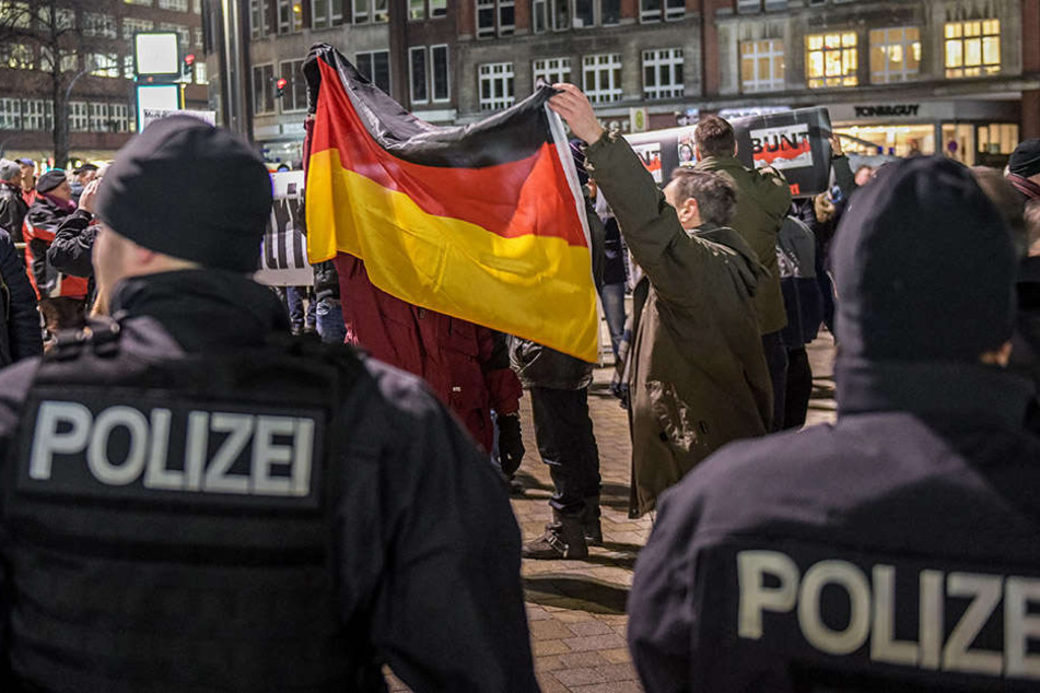 Mittwoch soll es wieder eine "Merkel muss weg"-Demo in Hamburg geben. Hier sieht der Verfassungsschutz Verbindungen zwischen AfD und Rechtsextremen (Archivbild).