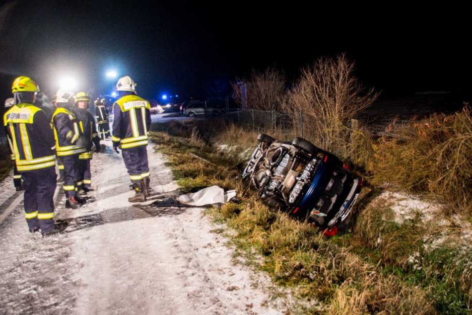Der Wagen ist kopfüber im Straßengraben gelandet.
