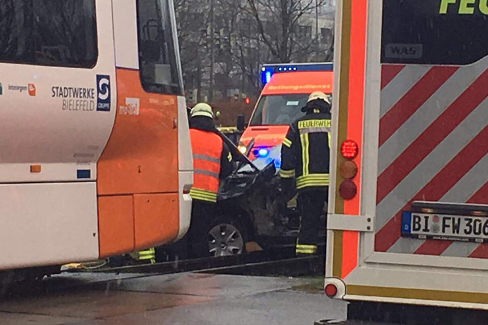 Die Feuerwehr ist derzeit damit beschäftigt, den BMW von den Schienen zu bekommen.