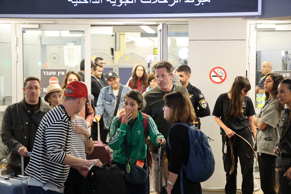 Passagiere verlassen das Terminal,, nachdem sie mit einem Rückführungsflug der Fluggesellschaft Flydubai auf dem Ben-Gurion-Flughafen gelandet sind. Ein Flug von Dubai nach Tel Aviv wurde nach einer gewalttätigen Auseinandersetzung im Cockpit nach Saudi-Arabien umgeleitet.