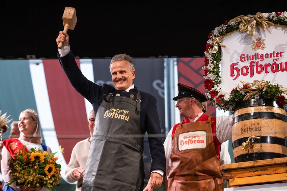 Stuttgarts Oberbürgermeister Dr. Frank Nopper (63) beim Fassanstich auf der diesjährigen Cannstatter Wasen.