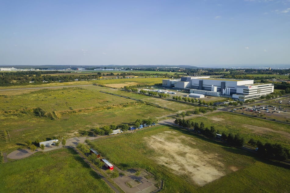 Auf dem freien Wiesenareal links neben der Bosch-Fabrik nahe der Rähnitzer Allee soll das neue Halbleiterwerk gebaut werden.