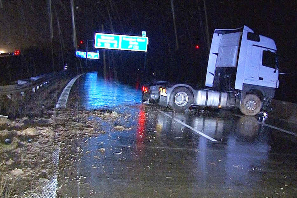 Aus bisher ungeklärter Ursache kam der Lkw von der Fahrbahn ab und krachte gegen die Leitplanke.