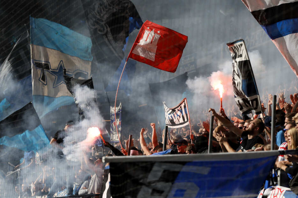 HSV-Fans zünden während eines Spiels Pyro-Technik.