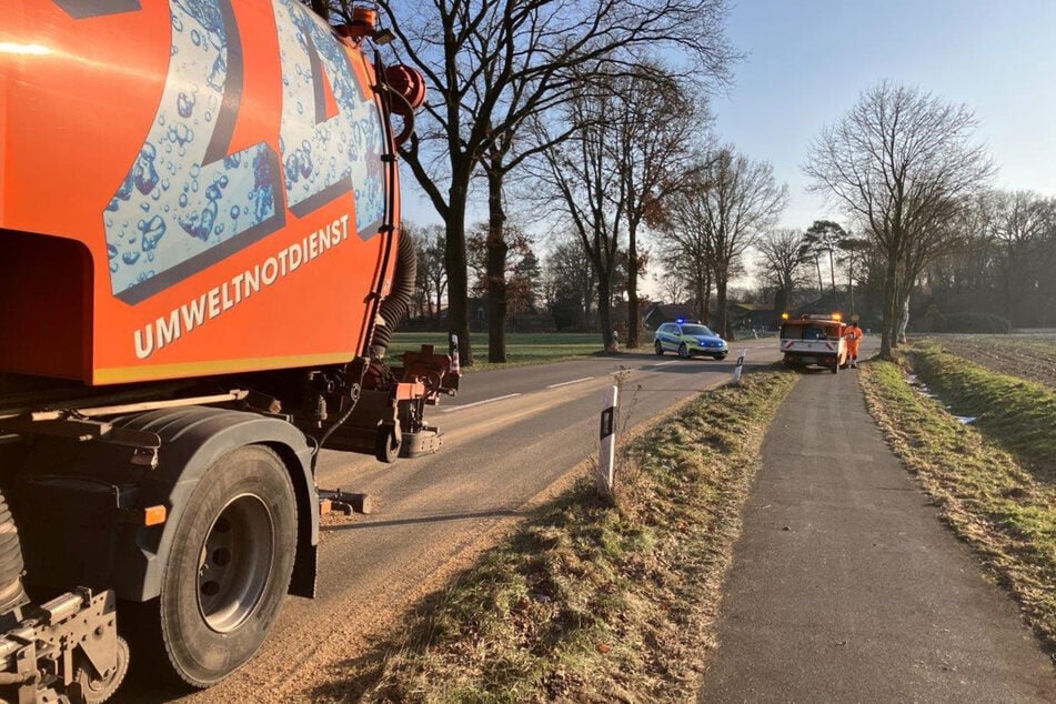 Ein Lkw verlor einen Teil seiner Ladung auf der Straße.