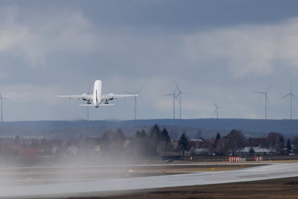 Ein Flugzeug startet vom Flughafen Nürnberg. Erstmals werden von hier 19 Asylbewerber abgeschoben. (Archivbild)