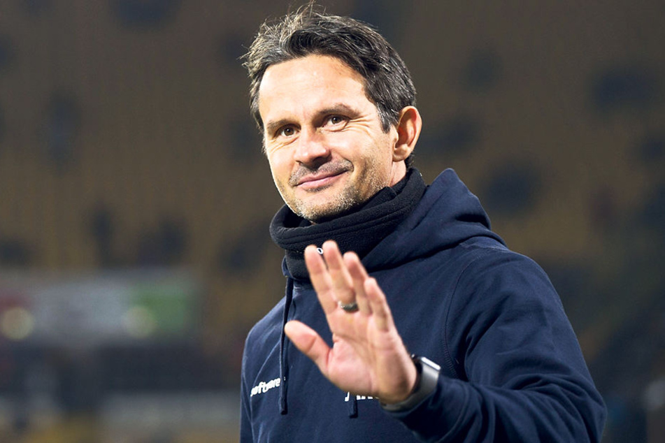 Darmstadts Trainer Dirk Schuster hatte nach dem Sieg beste Laune, schließlich hatte seine Mannschaft in Dresden drei Punkte eingesackt.