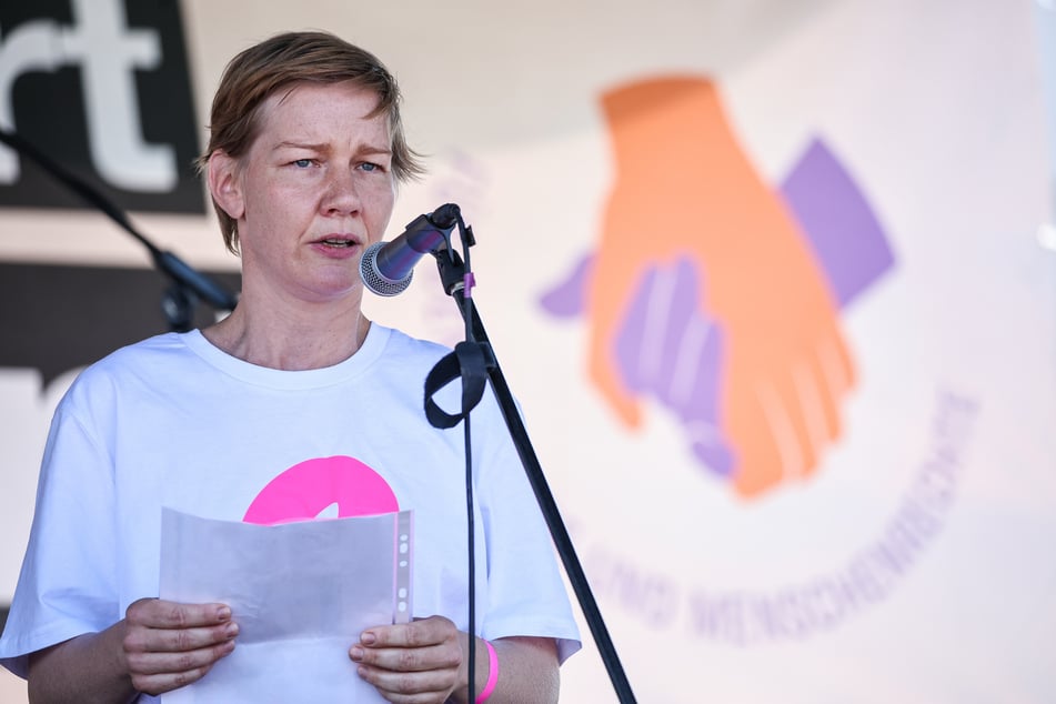 Filmstar Sandra Hüller (46) sprach am Samstag bei einer Demo in Leipzig.