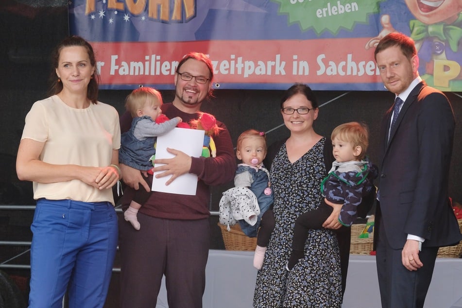 Ministerpräsident Michael Kretschmer (46, CDU) war am Samstag mit seiner Frau Annett Hofmann im Freitzeitpark Plohn beim Drillingstreffen. Mit dabei waren auch Edgar und Verena Kapler und ihre Drillinge aus Leipzig.
