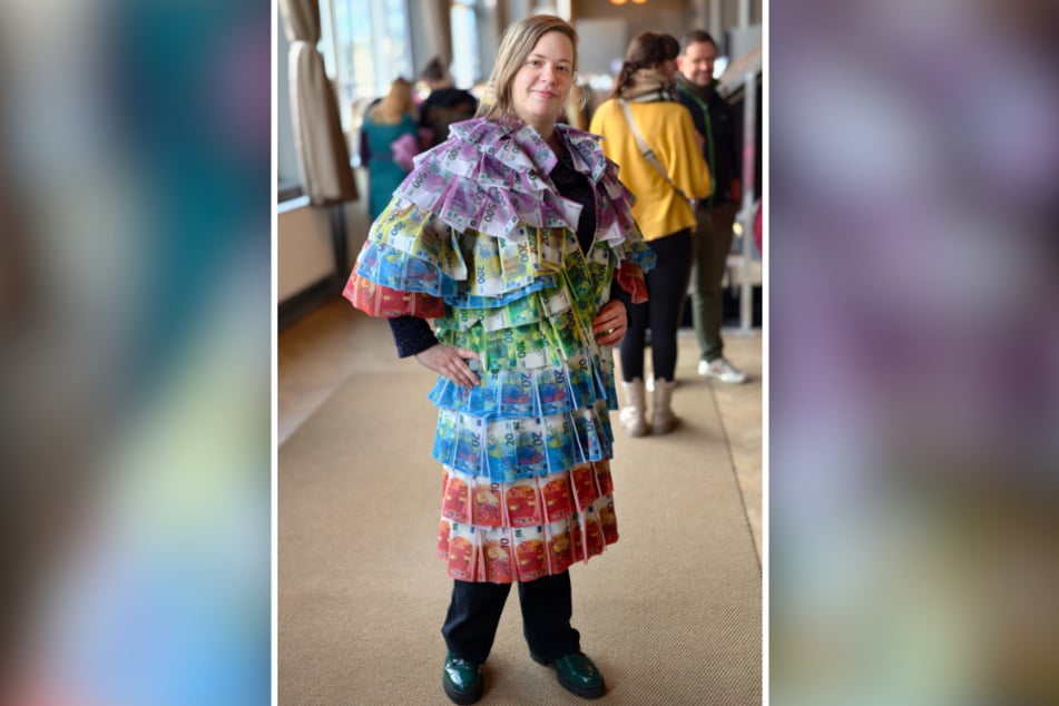 Christina Blume (31) probiert ein Kleid aus Stoff-Geldscheinen.
