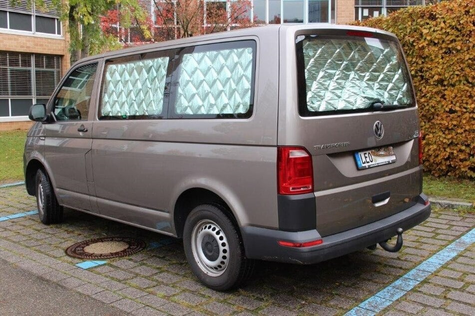 Die Polizei sucht Zeugen, die sachdienliche Hinweise zu dem VW Bus des mutmaßlichen Entführers geben können.