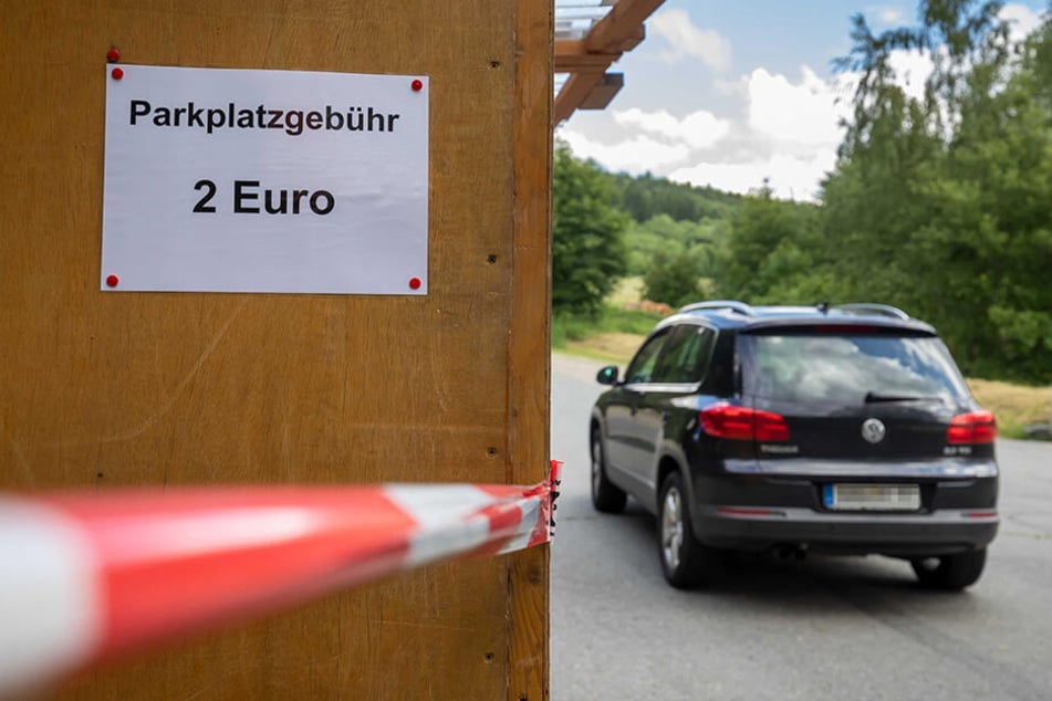 Achtet bitte unbedingt auf den ausgeschilderten Zentralparkplatz an der Auffahrt zum Pöhlberg.