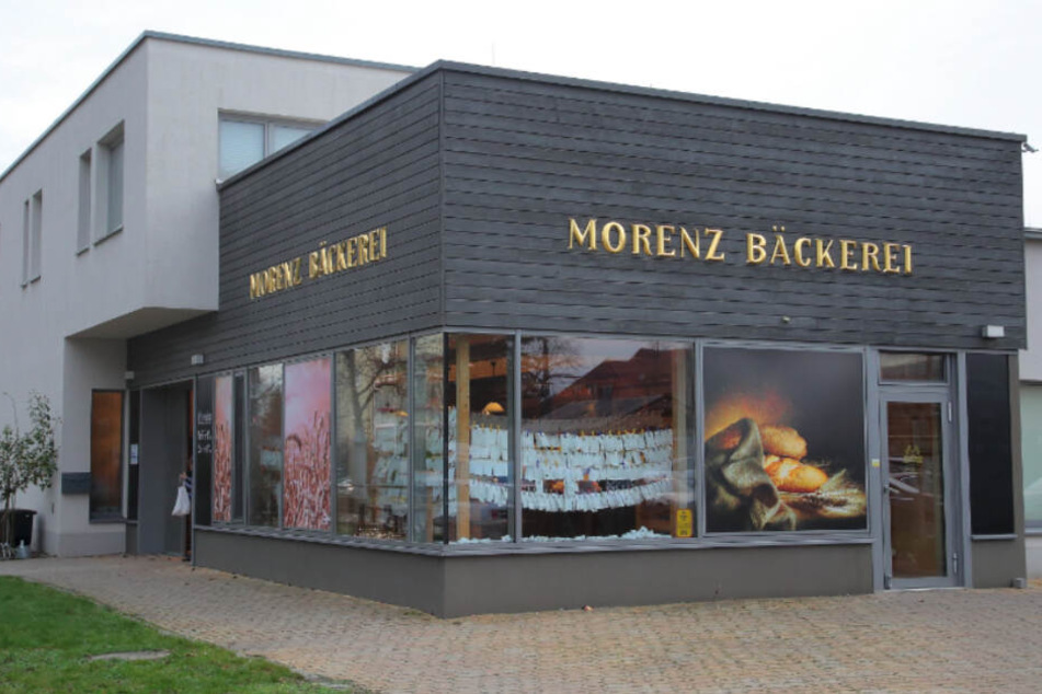 Die etwas andere Schaufenster-Deko: Etliche Kassenbons hängen in der Filiale in der Wiener Straße 70.