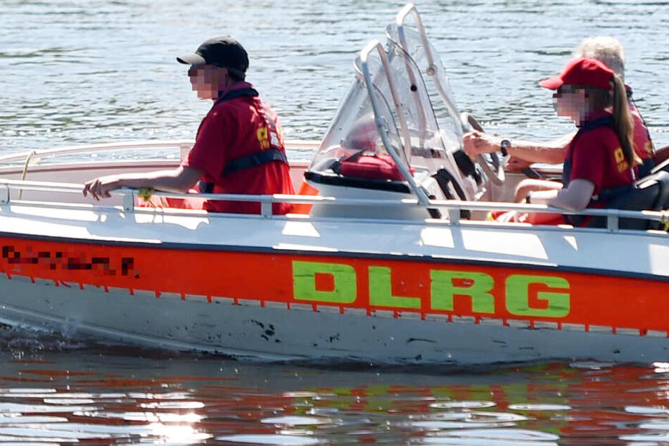 Neben Feuerwehr und Polizei waren auch DLRG-Kräfte im Einsatz (Symbolbild).