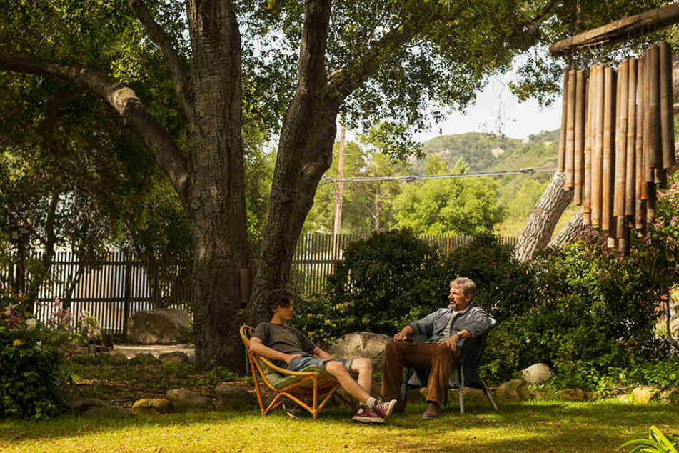 David Sheff (r., Steve Carrell) und Sohn Nic (Timothèe Chalamet) im Garten ihres großzügigen Hauses, als Nic eine bessere Phase hat.