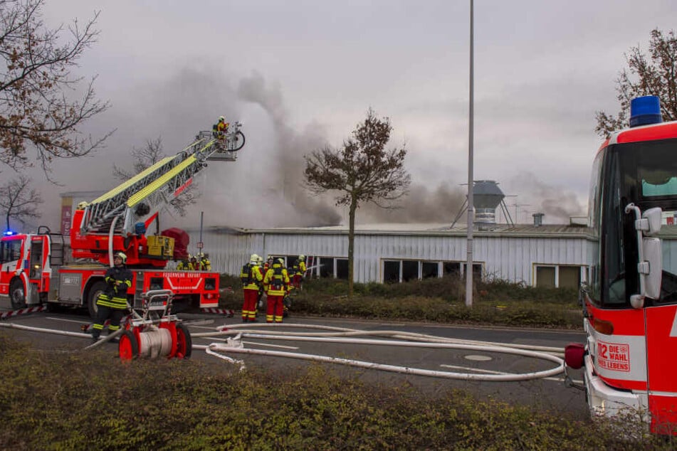 Zahlreiche Feuerwehren sind im Einsatz.