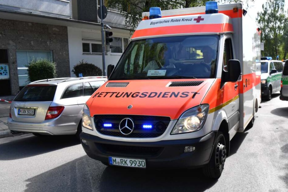 Mit einem Rettungswagen wurde der Schwerverletzte in ein Krankenhaus gefahren. (Symbolbild)